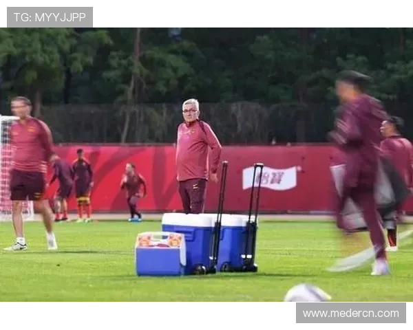 国足备战关键赛事全力冲刺 新阵容新战术引发球迷高度关注